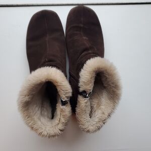 Women's Size 8 Casual Winter Boots with Fur Lining